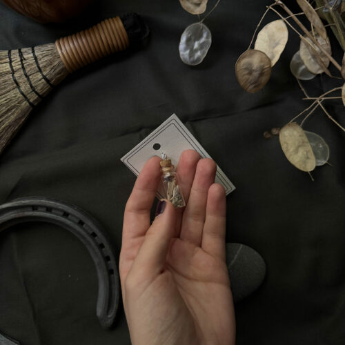 Collier-fiole avec cordon noir