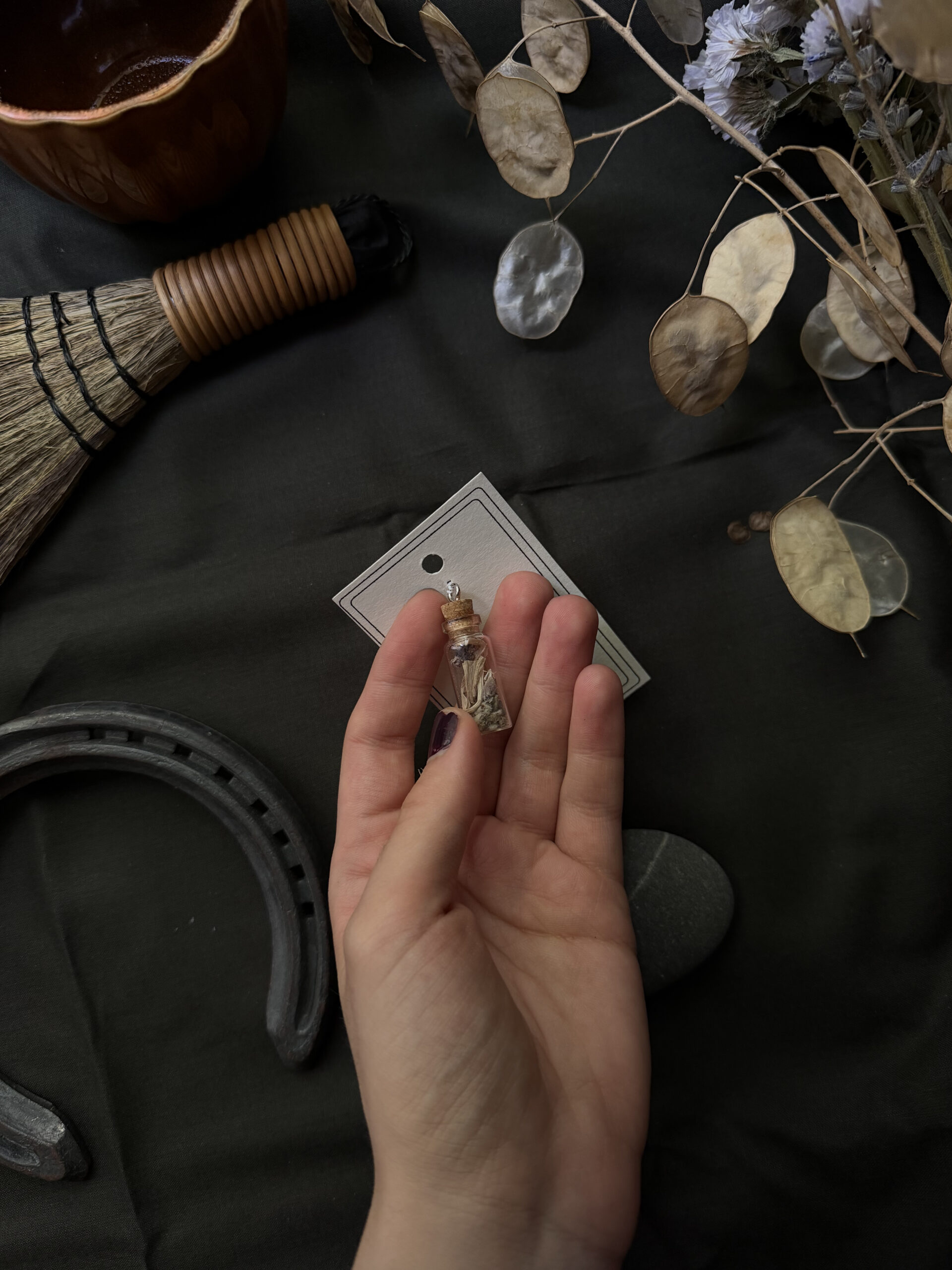 Collier-fiole avec cordon noir