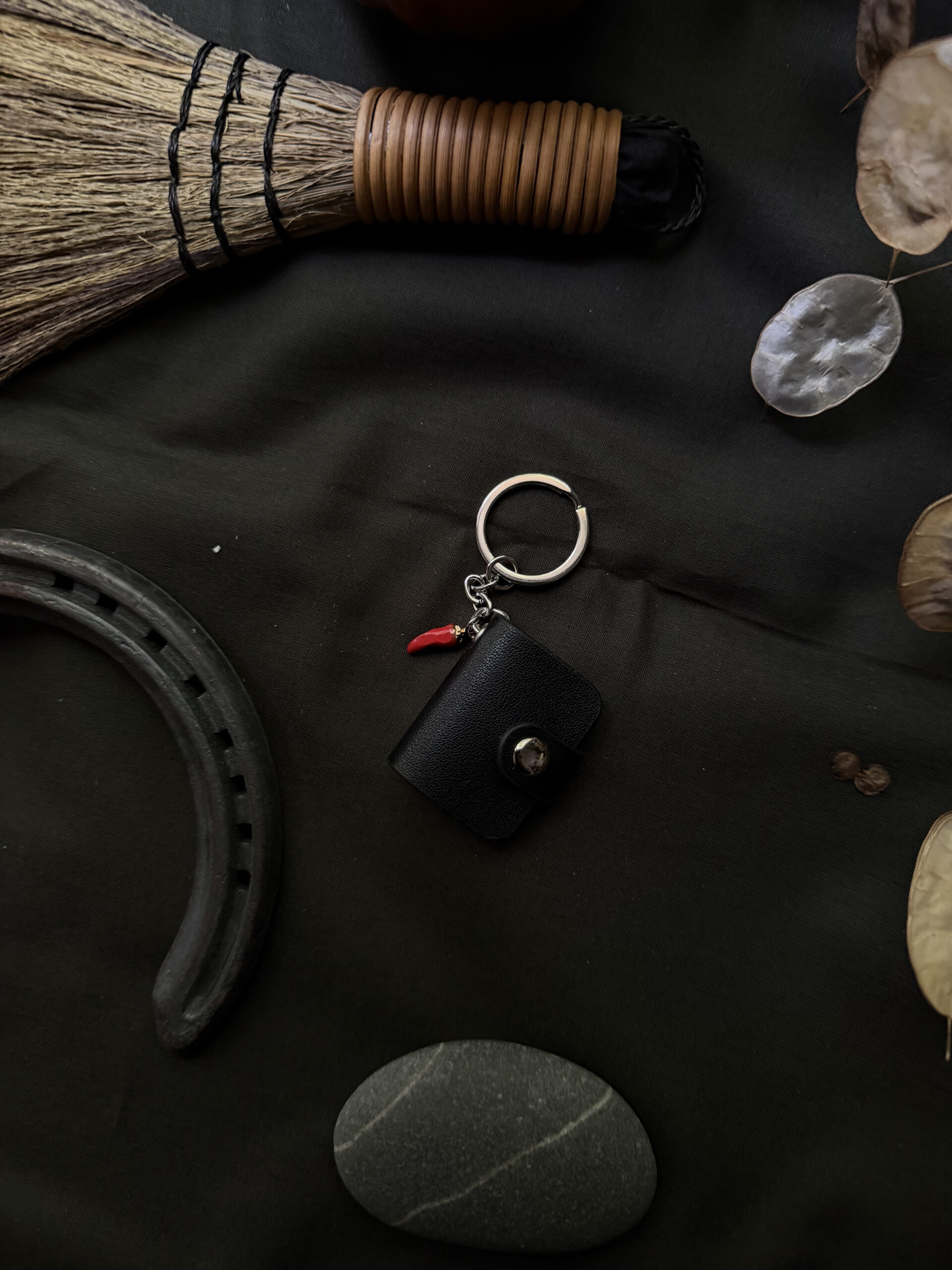 Mini-Grimoire porte-clefs - avec 9 sigils – Image 6