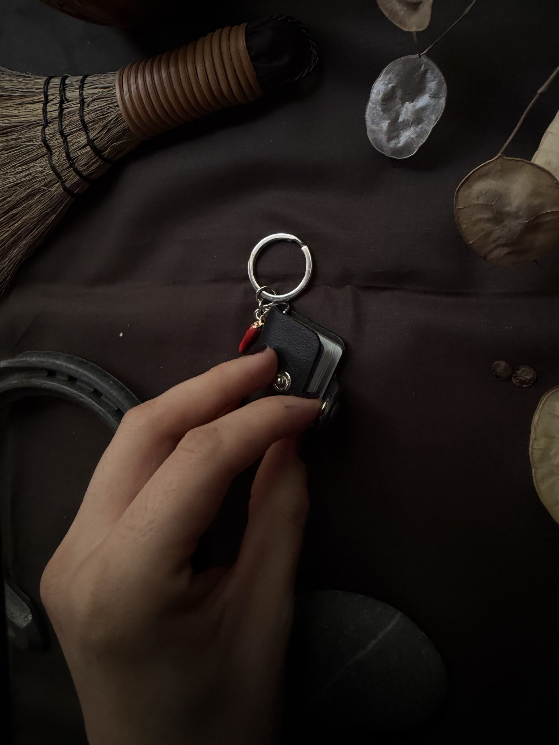 Mini-Grimoire porte-clefs - avec 9 sigils – Image 5