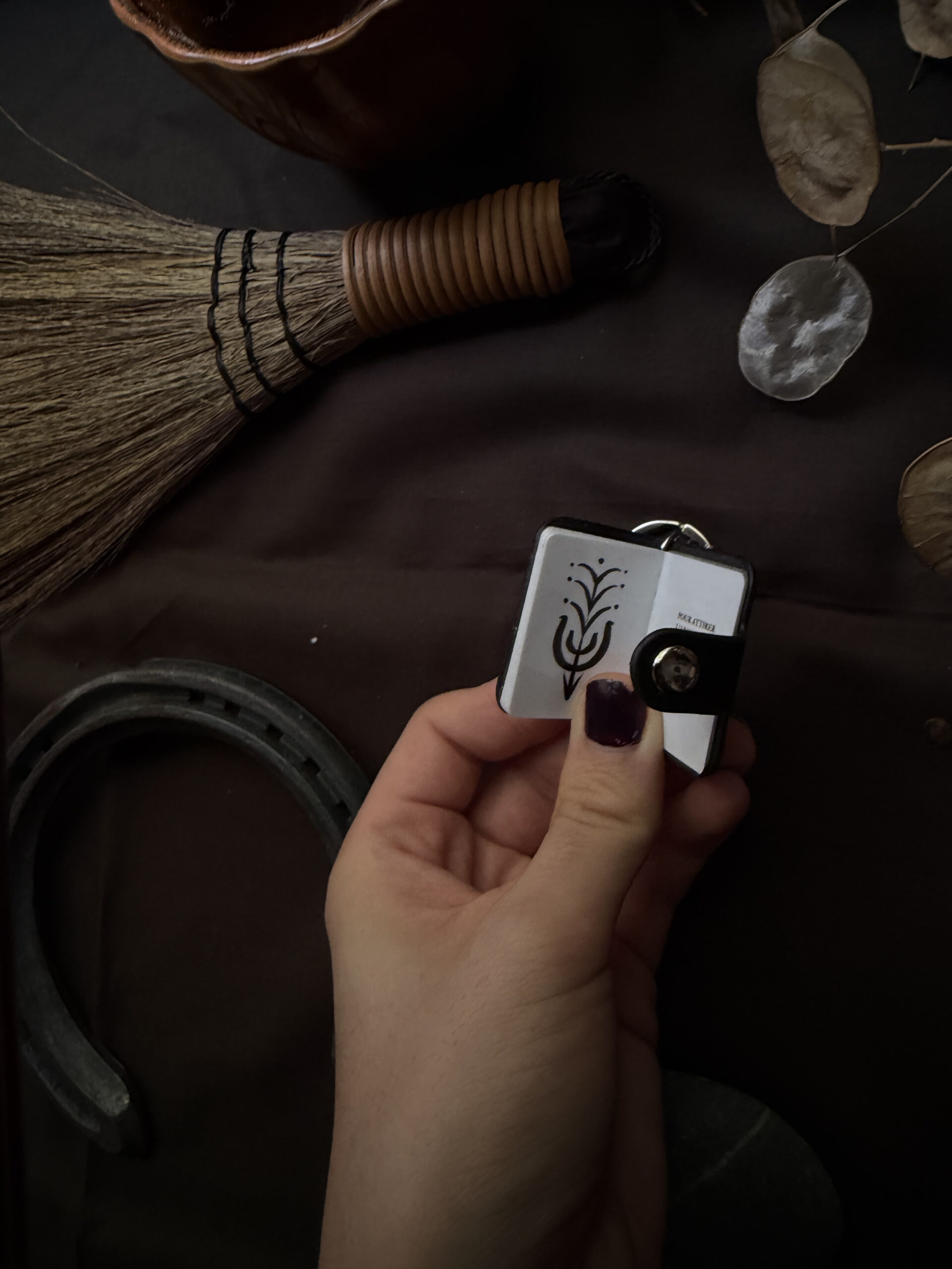 Mini-Grimoire porte-clefs - avec 9 sigils – Image 4