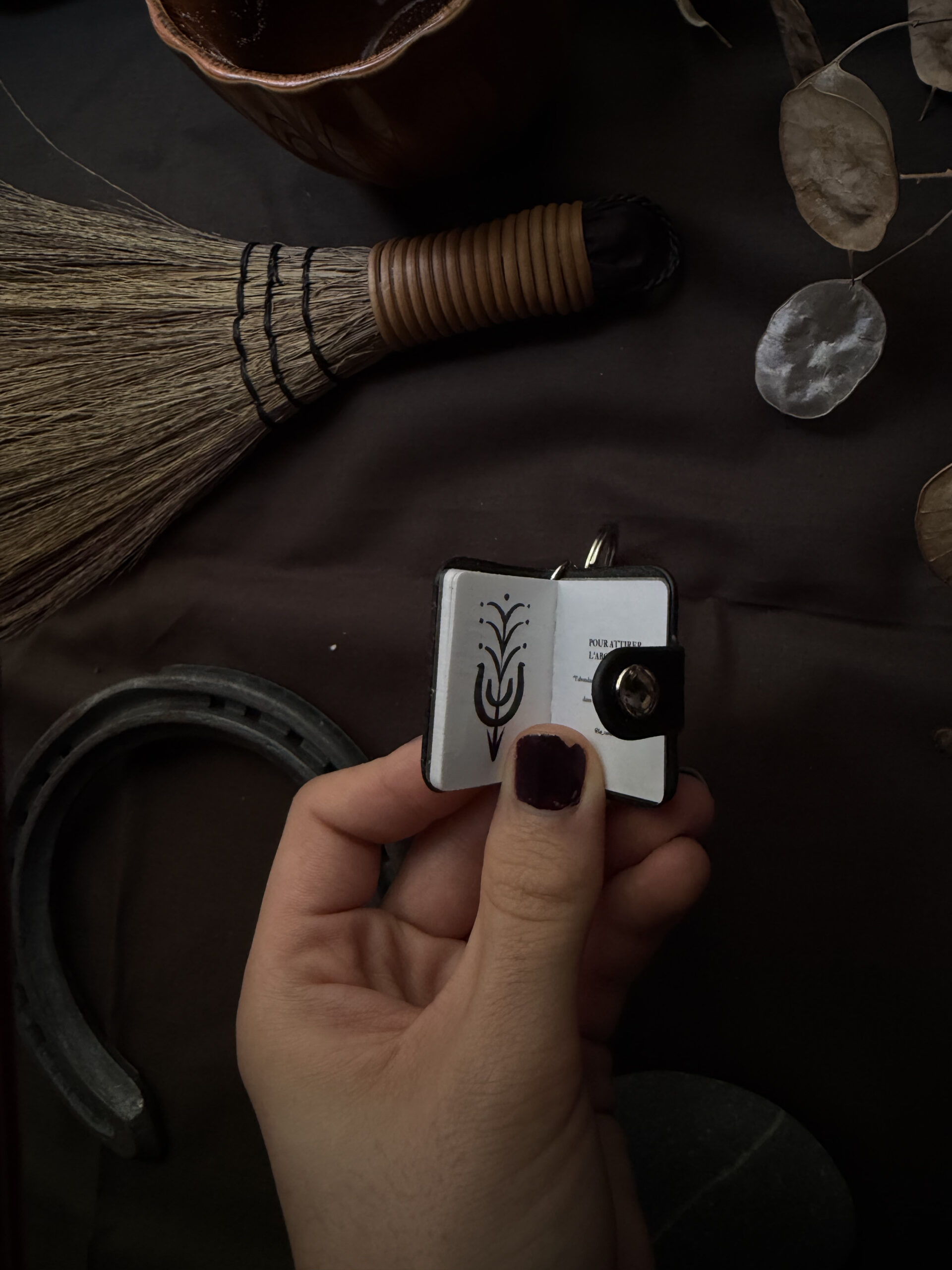 Mini-Grimoire porte-clefs - avec 9 sigils – Image 3