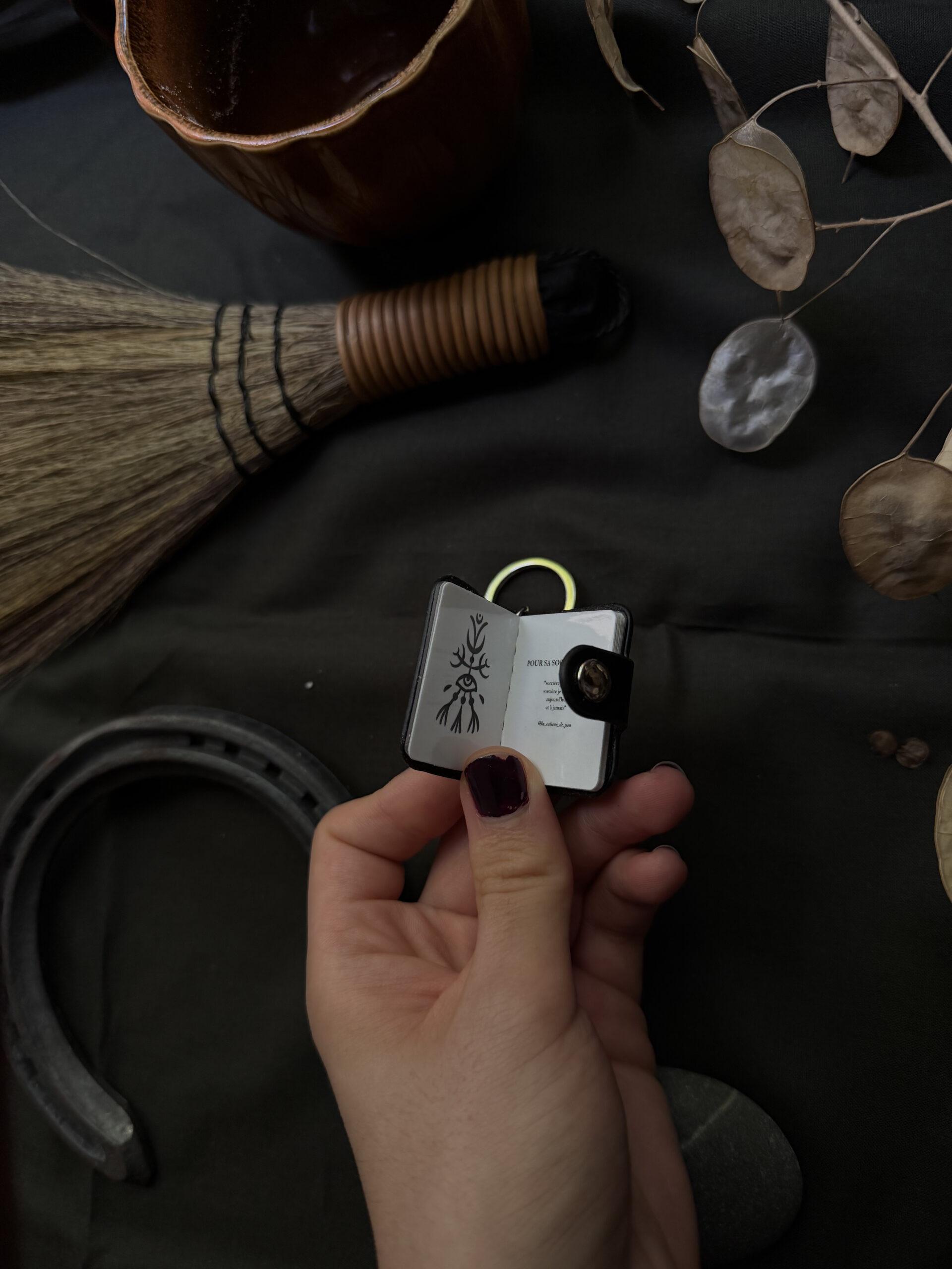 Mini-Grimoire porte-clefs - avec 9 sigils – Image 2