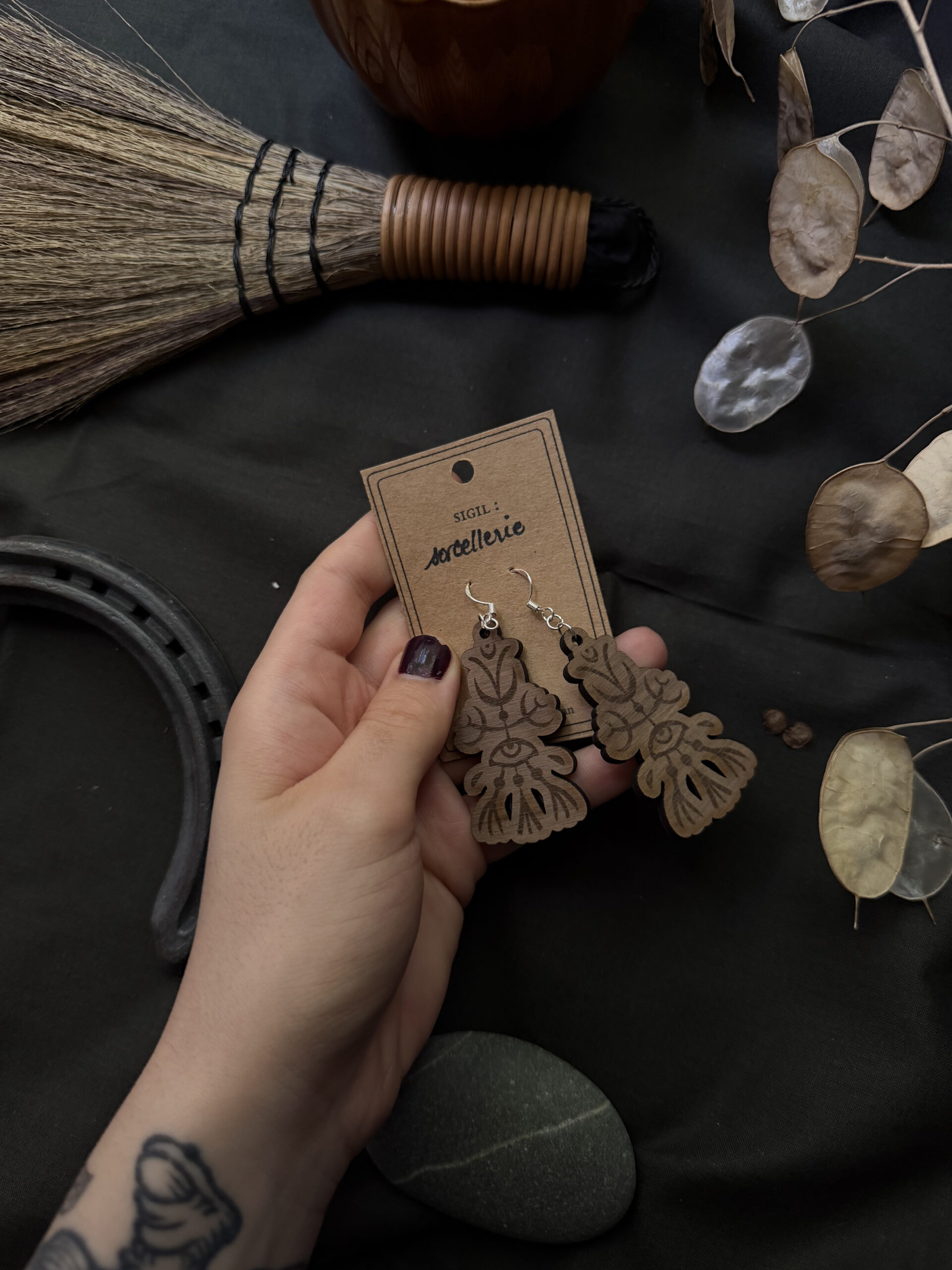 Boucles d'oreille - bois de noyer brut et argent