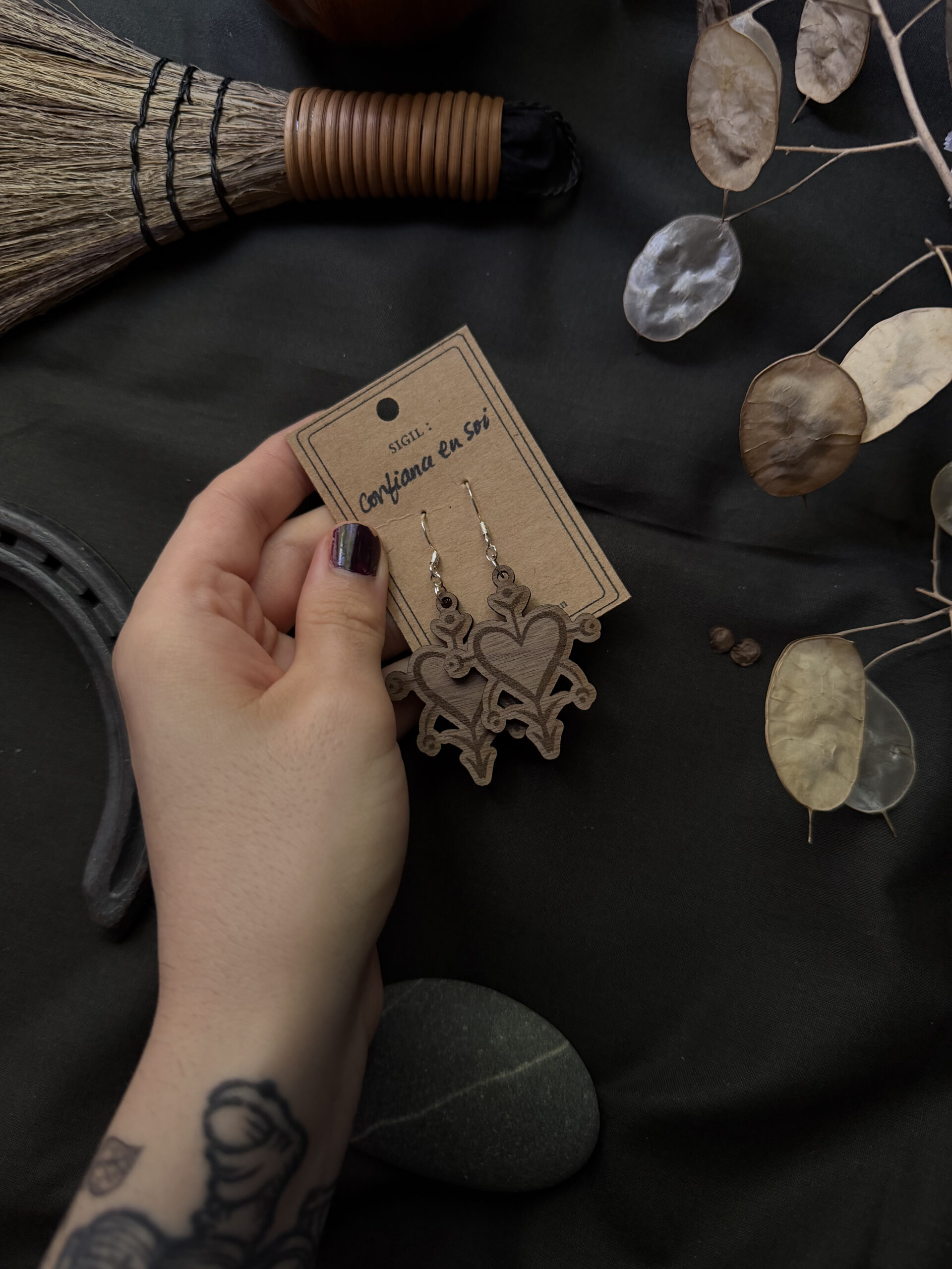 Boucles d'oreille - bois de noyer brut et argent – Image 2